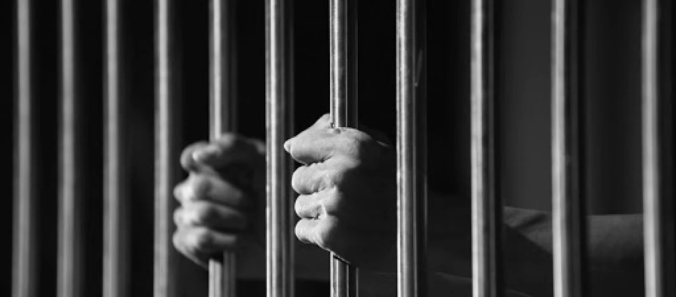 ΗΠΑ: Κρατούμενοι φυλακών ήπιαν νερό από το ίδιο ποτήρι για να κολλήσουν κορωνοϊο και να... αποφυλακιστούν (βίντεο)